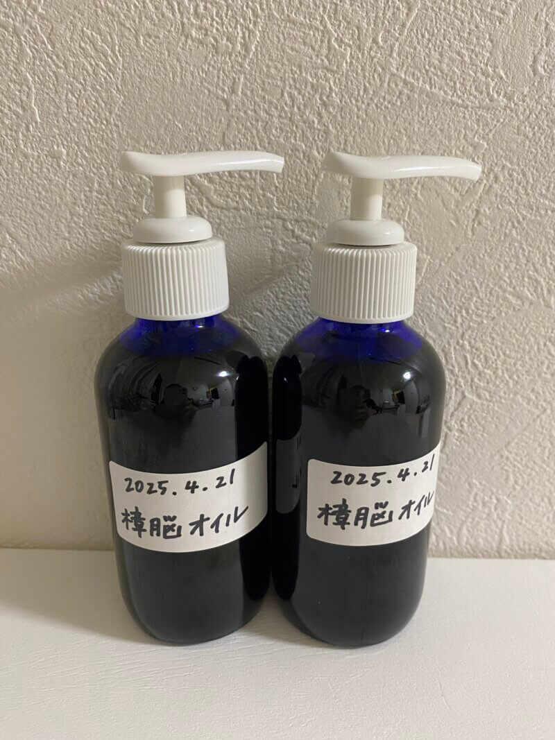 瓶に入れた樟脳オイル