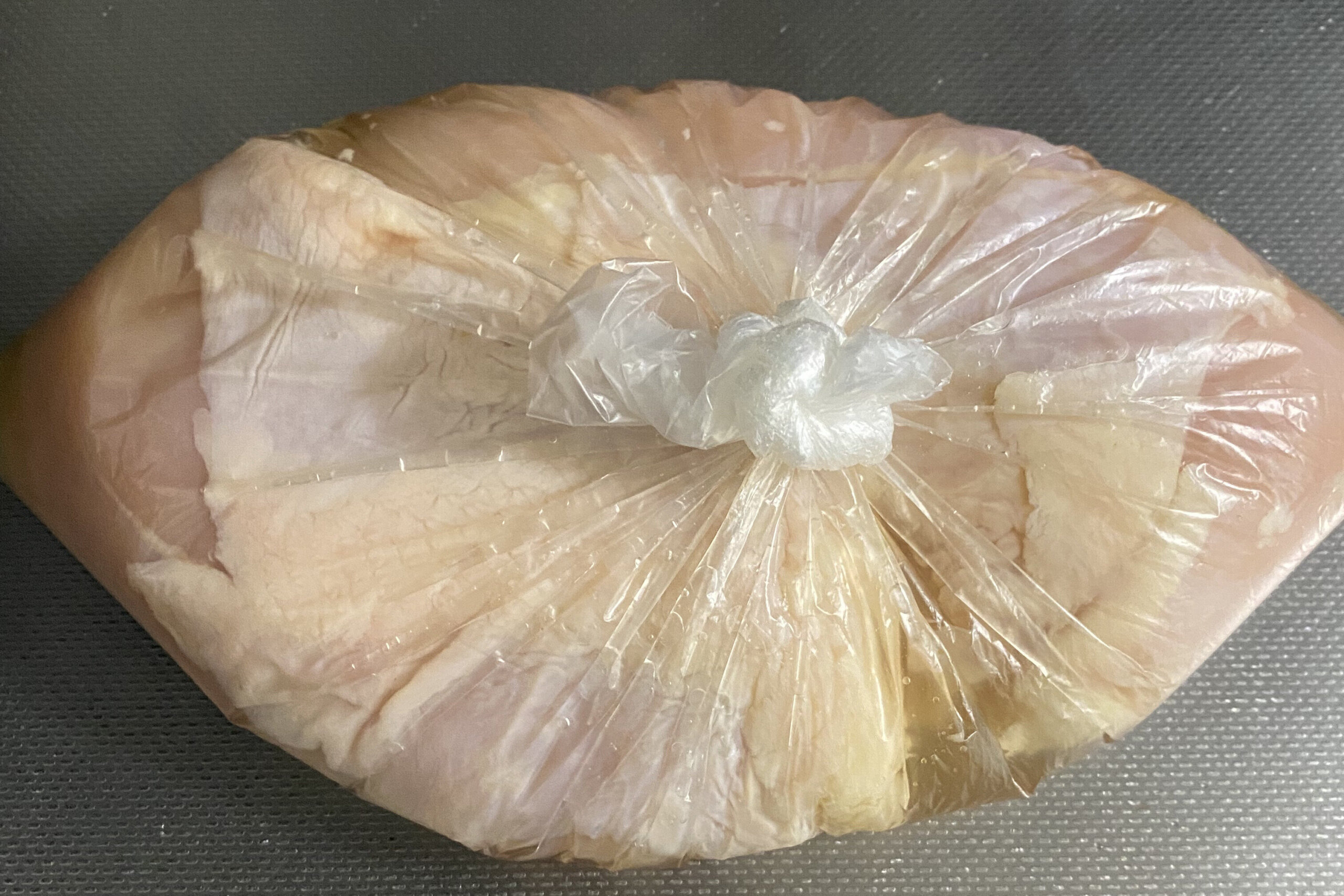 ブライン液に浸けた鶏胸肉