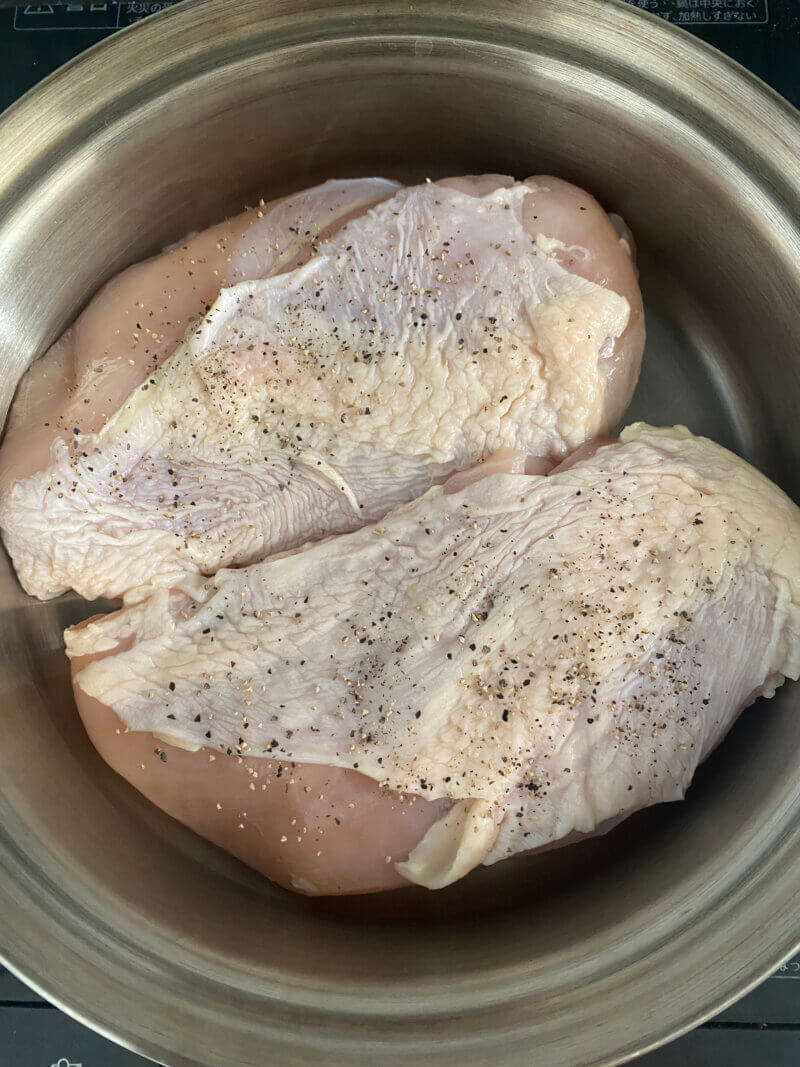 鍋に入れた鶏胸肉
