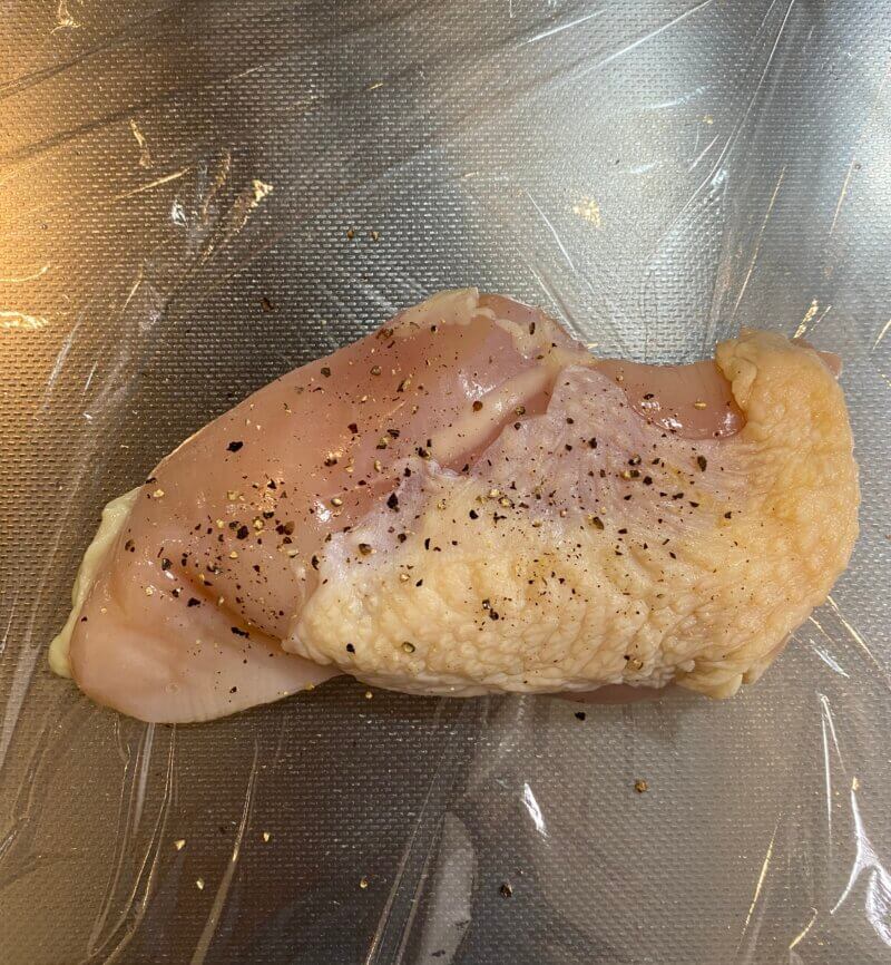 ラップの上の鶏肉