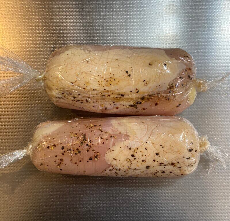 ラップに包まれた鶏肉
