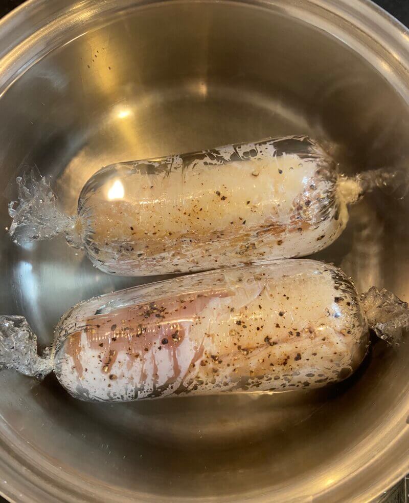 お湯に入れた鶏肉