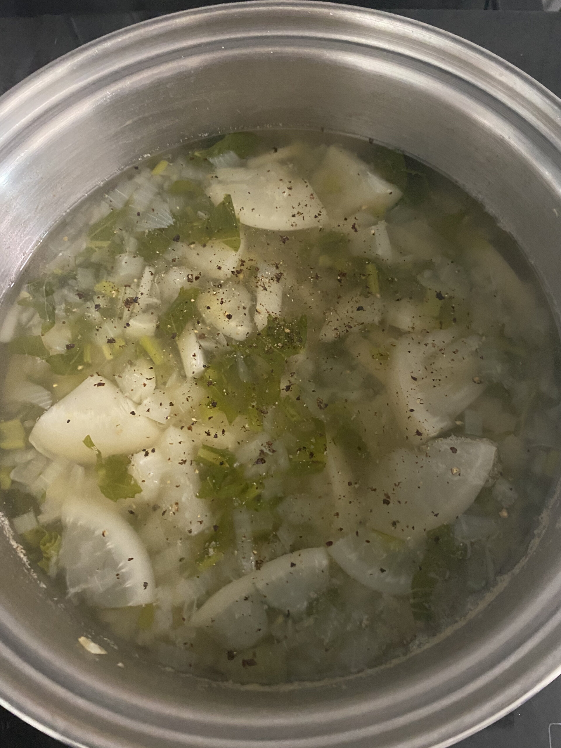 煮込まれたカブと玉ねぎ